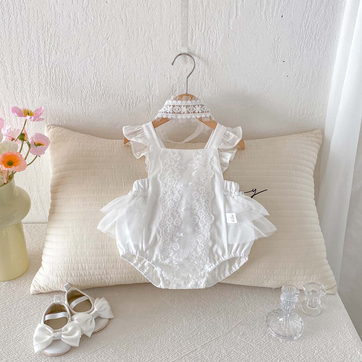Baby Clothing Bundles - ชุดบอดี้สูทเด็กผู้หญิงลายลูกไม้ประดับผ้าโปร่ง แขนกุด เปิดหลัง สำหรับเด็กวัย 3 เดือน